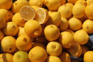 Vibrant organic lemons piled in a Sicilian market, showcasing freshness.